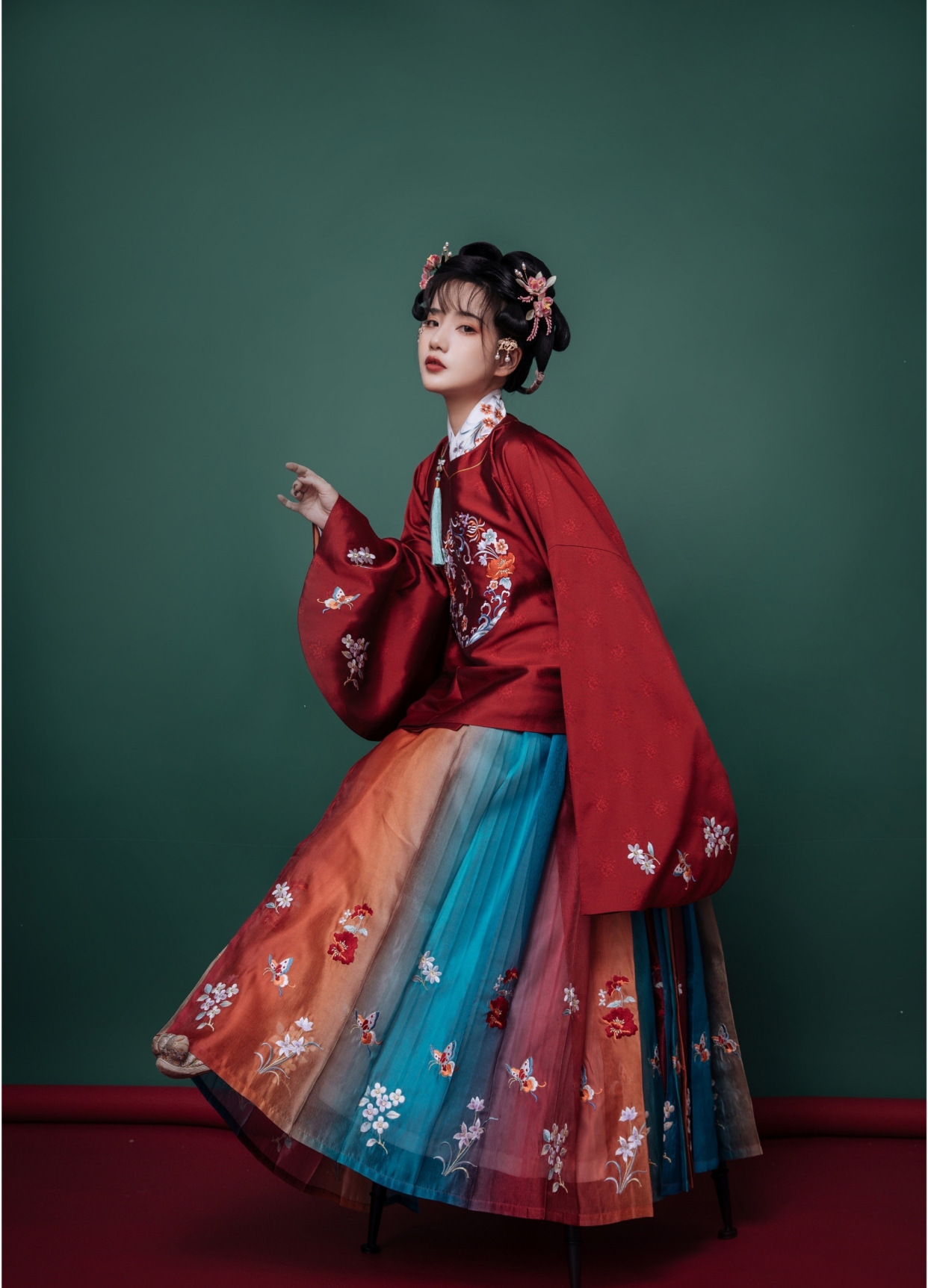 当"彩虹"遇上"汉服",不仅明艳华丽,还高级感十足